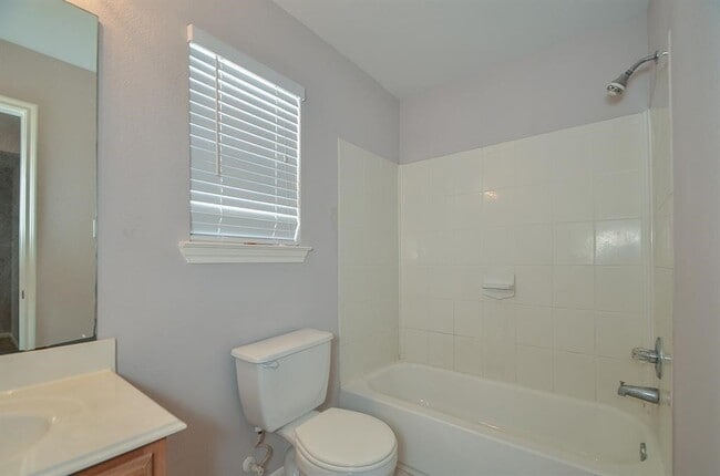 Building Photo - 12039 Madison Oak St