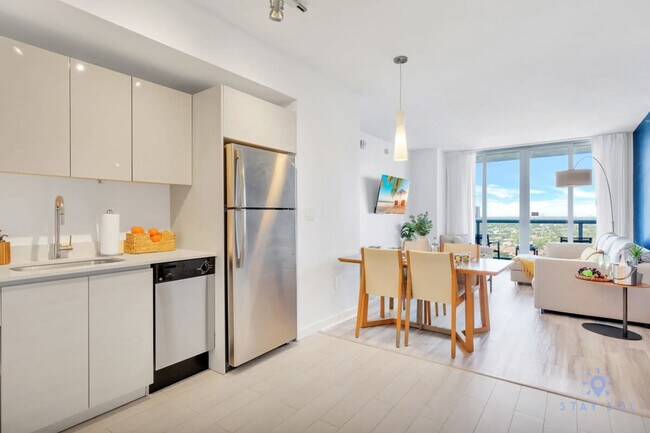 Building Photo - 2602 E Hallandale Beach Blvd