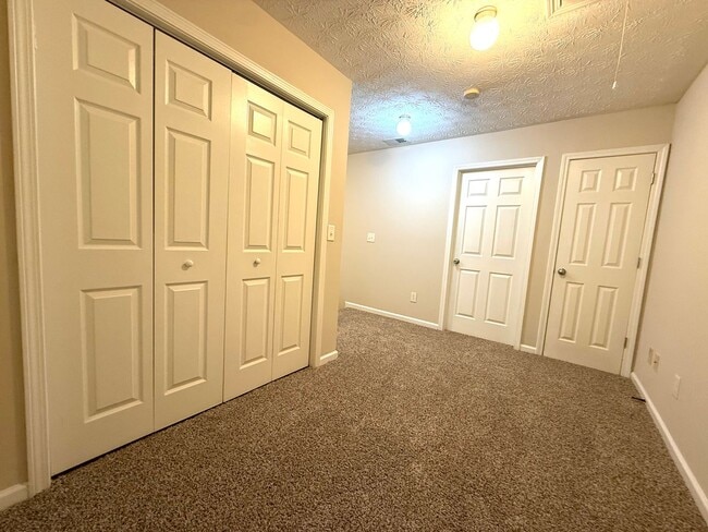 Building Photo - Welcome to this charming 3 bedroom, 2.5 ba...