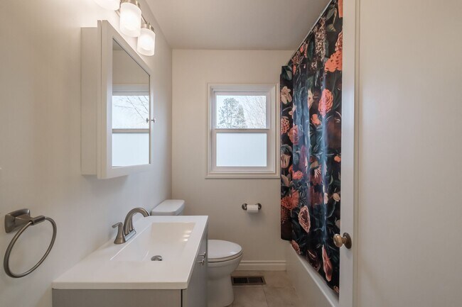 Building Photo - Charming 3-Bed 2 Bath Home with Spectacula...