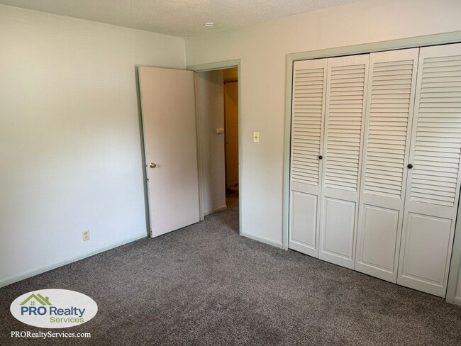 Building Photo - 2 Bedroom Home with a Large Fenced in Yard