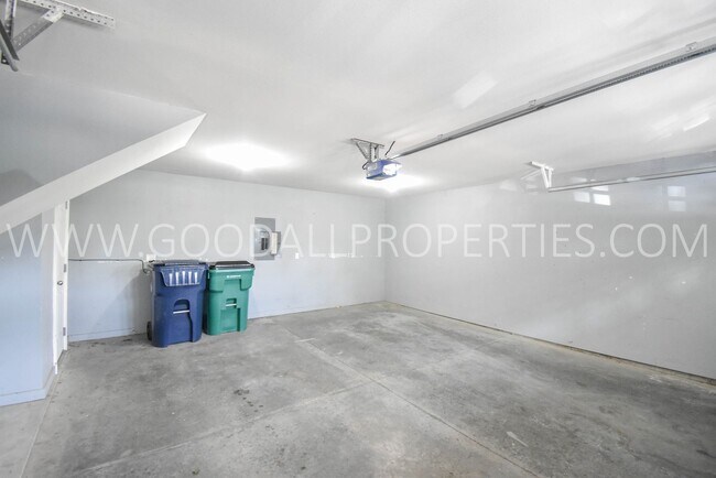 Building Photo - 2 Bedroom, 2.5 bath townhome in Urbandale ...