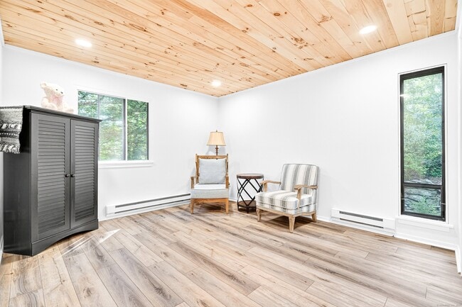 Building Photo - 401 Heritage Vlg