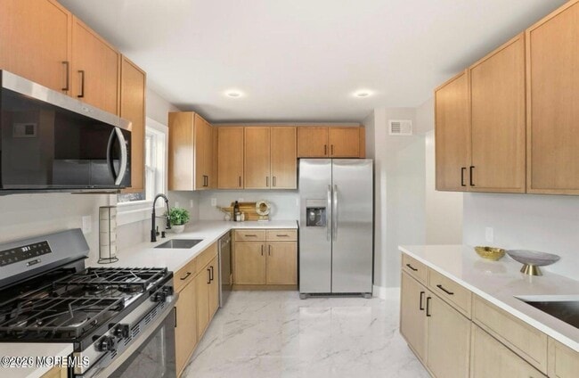 Building Photo - 112 Manhattan St