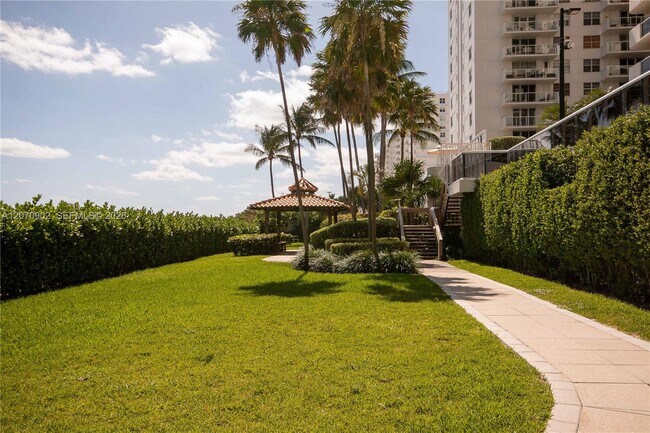 Building Photo - 5757 Collins Ave