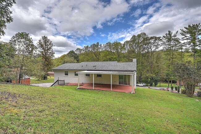 Building Photo - Beautiful split foyer home in Colonial Hei...