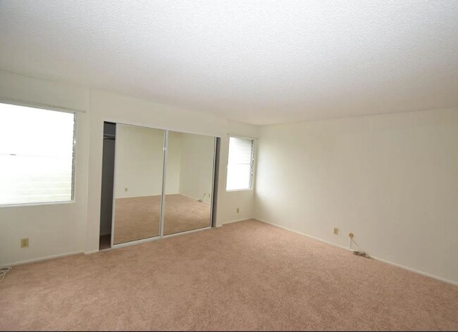 Building Photo - Kaahumanu St 2bdrm 1.5bath