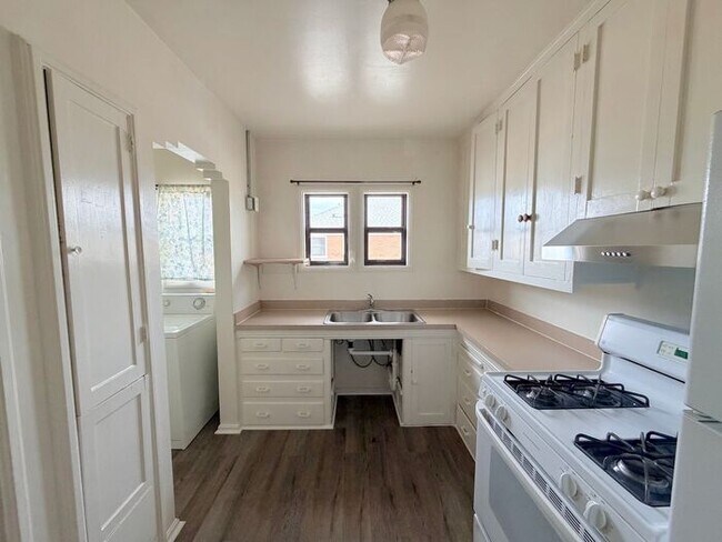 Building Photo - Reno Affordable House 3 Bedroom/1 Bath/ 1 Cat Friendly