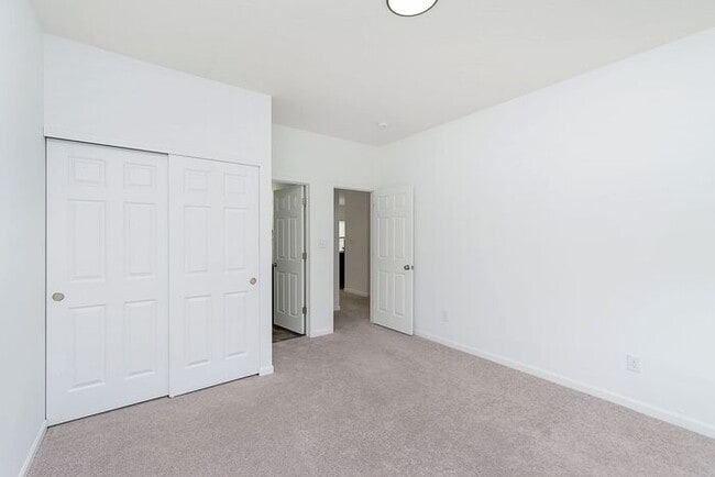Building Photo - Awesome 5 Bedroom In Great McCordsville Lo...