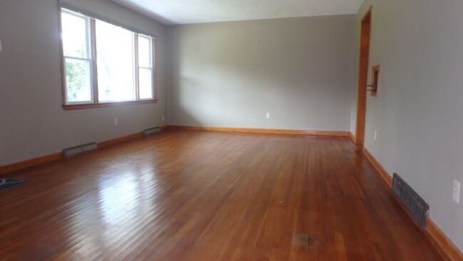 Building Photo - Wonderful 3 Bed 1 Bath House w/ Bonus Room!