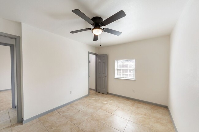 Building Photo - 1800 N Wayside Dr