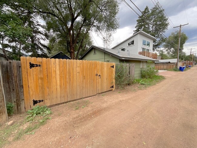 Building Photo - 1 Bedroom Home Available Near W Pikes Peak...