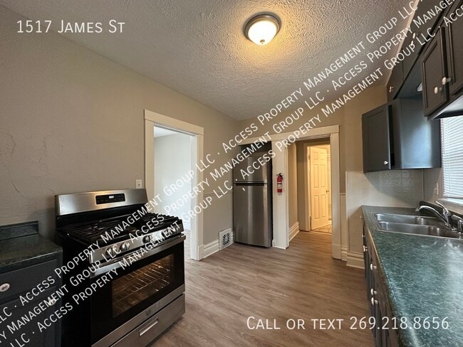 Building Photo - 1517 James St