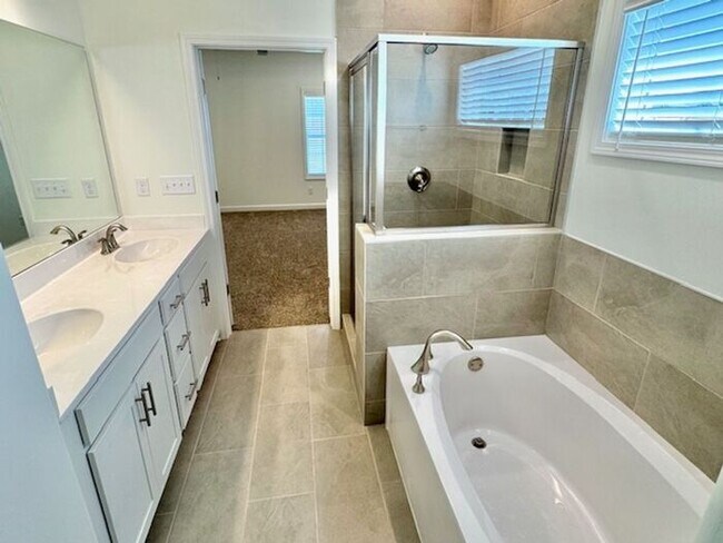 Building Photo - Move In Special! Half off August Rent. Con...