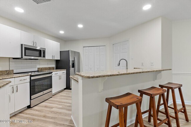 Building Photo - 900 Ironwood Dr