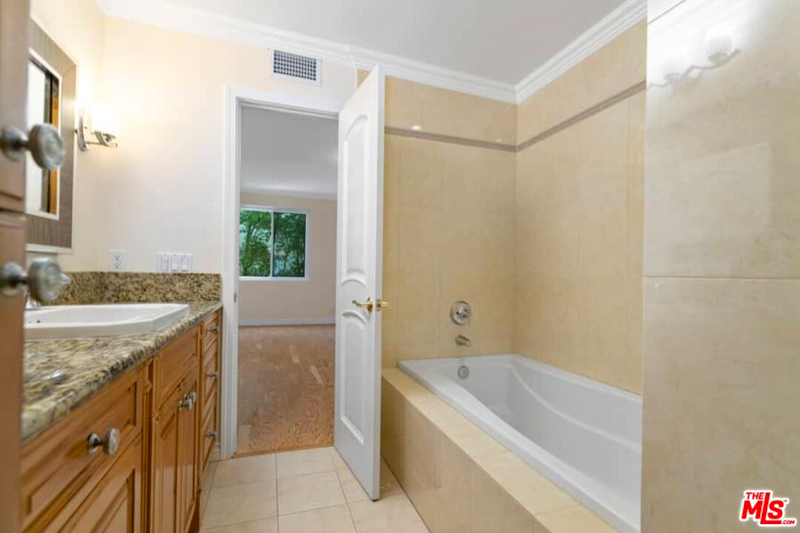 Master bathroom with tub - 8455 Fountain Ave