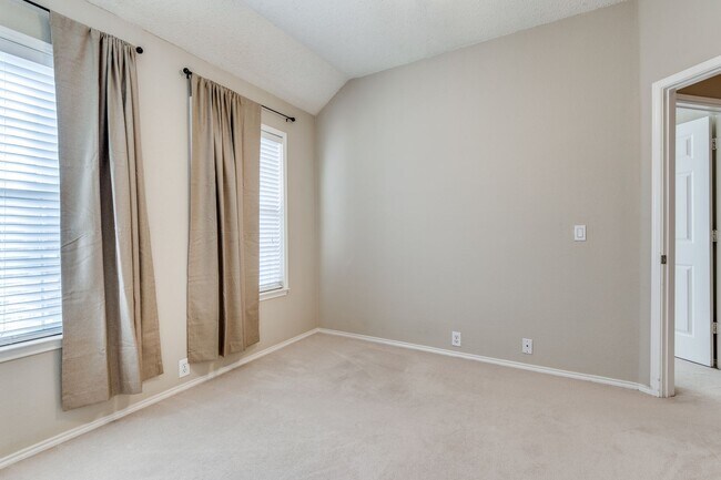 Building Photo - Stunning 3 Bedroom in the Champion Streets...