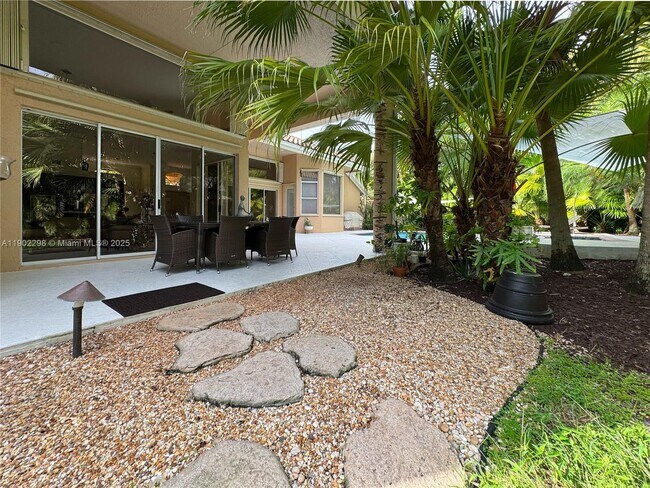 Building Photo - 375 Sabal Way