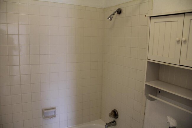 Building Photo - 11201 Lynbrook Dr