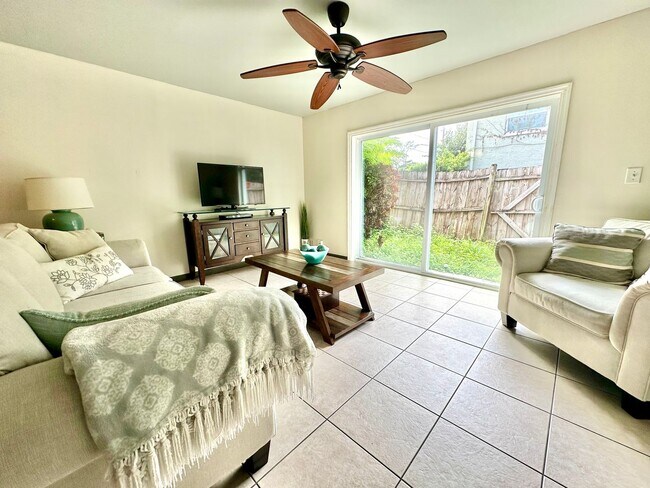 Building Photo - Effortless & comfortable 2Beds/1.5Bath con...