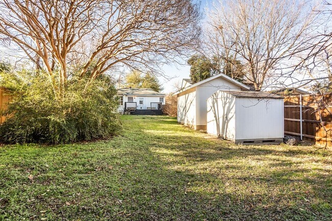 Building Photo - 8642 Daytonia Ave