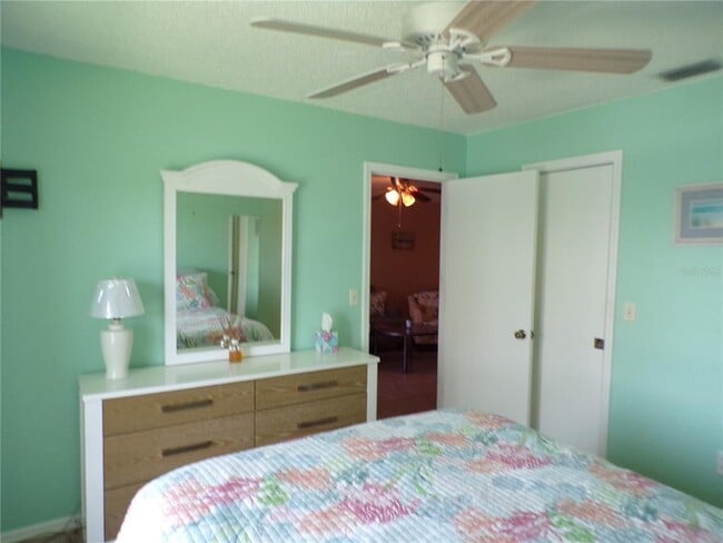 Building Photo - 4016 Oakview Dr