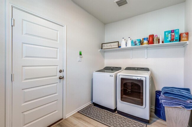 Building Photo - 4638 Teverola Dr