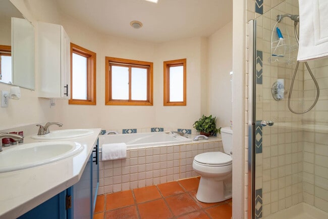 Building Photo - 6 Fonda Way