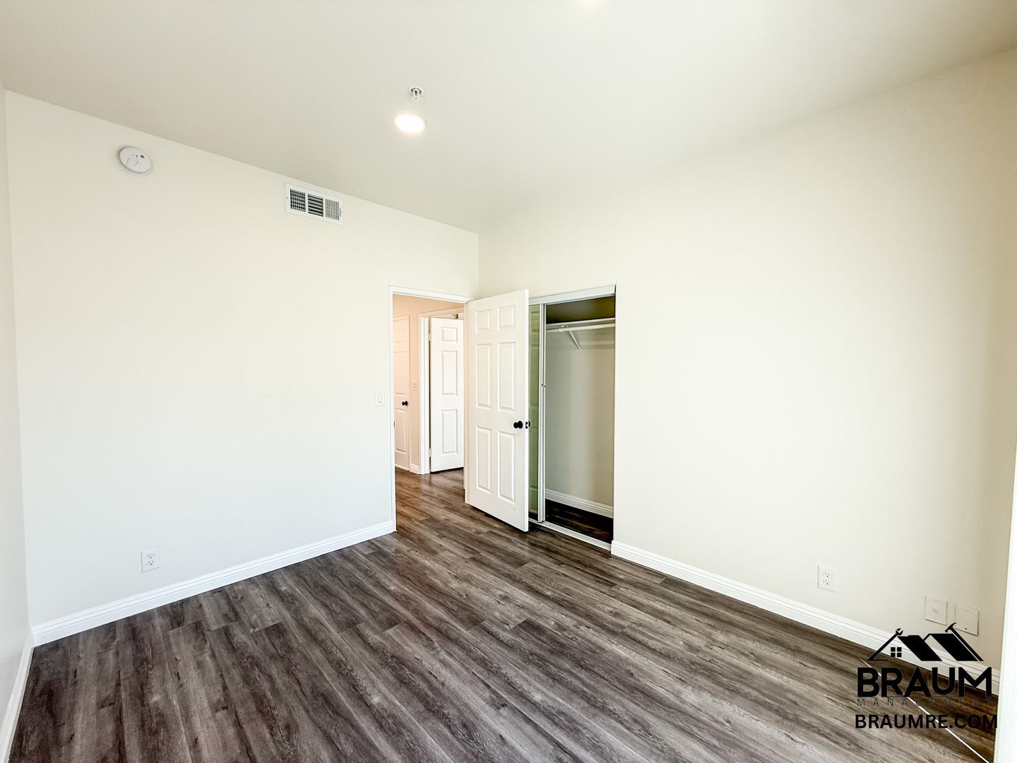 Building Photo - 11035 Moorpark St