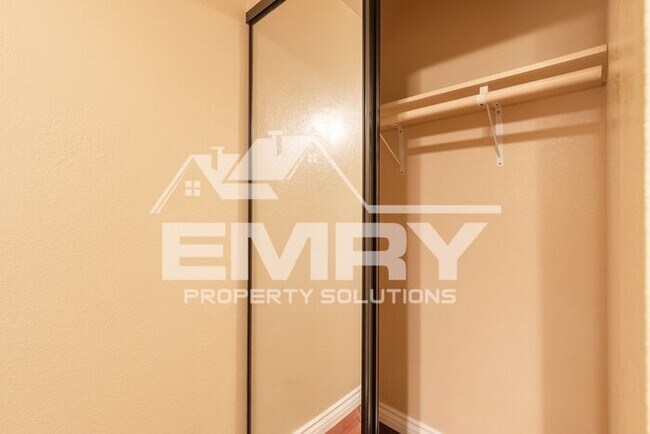 Building Photo - 2 Bed 1 Bath Unit for Rent in East Los Angeles Parking Available