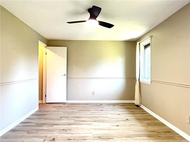 Building Photo - 3 Treetop Dr