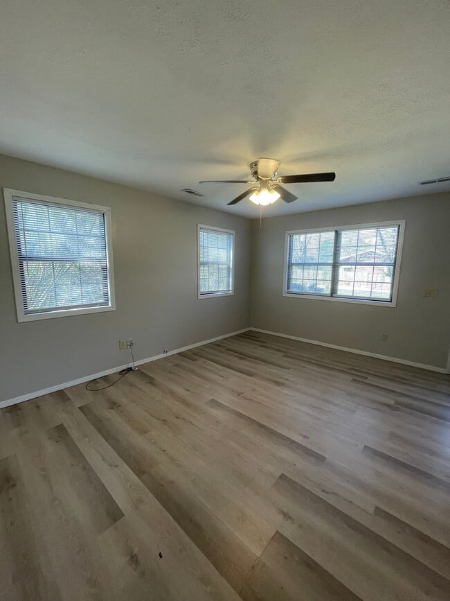 Building Photo - 521 N Oak Grove Ave