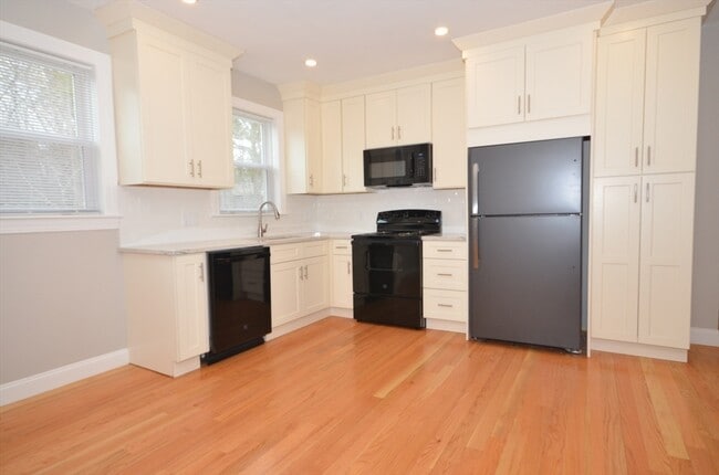 Building Photo - 18 Eaton Ave