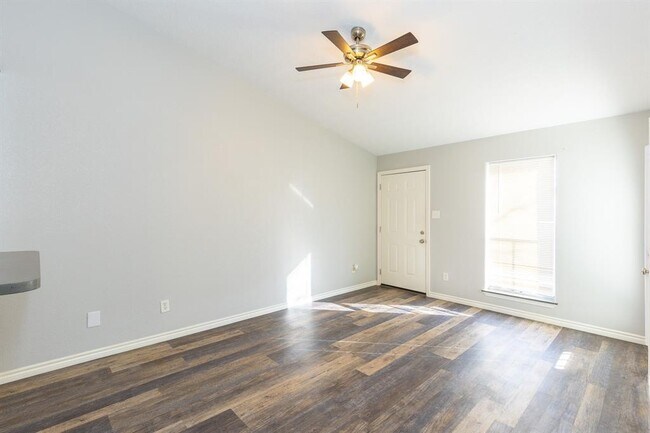 Building Photo - 3900 Woodchase Dr