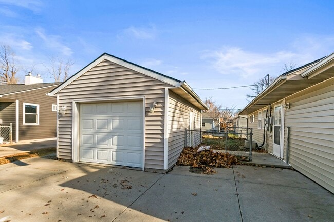 Building Photo - 3920 Vinton St