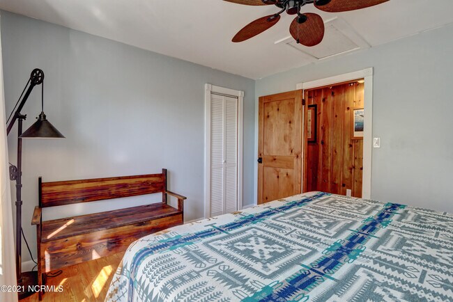 Building Photo - 2681 Island Dr