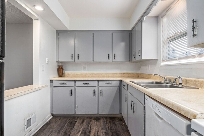 Building Photo - Spacious Belton Duplex with Full Basement—Great Location!