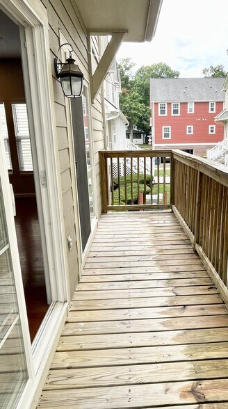 side balcony - 6143 Halton Pl
