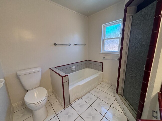 Building Photo - 816 W Fedora Ave