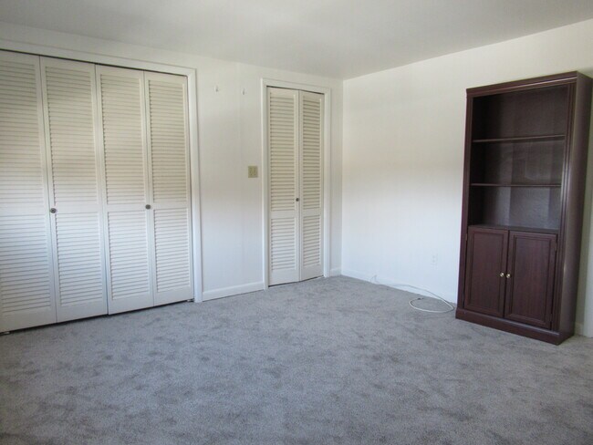 Building Photo - 255 Fairfield Woods Rd