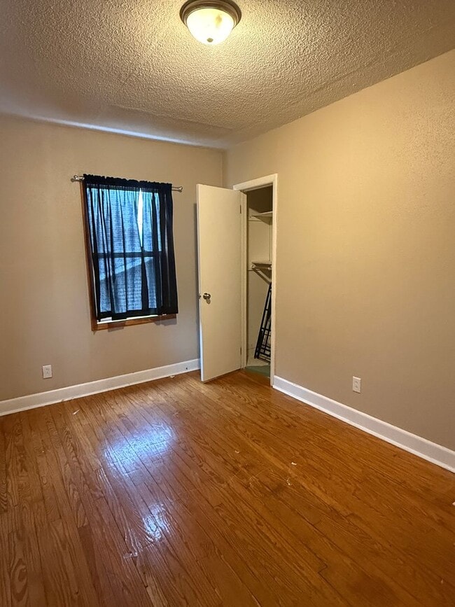 Building Photo - 3+ Bedroom 1.5 Bath / Single Family Home