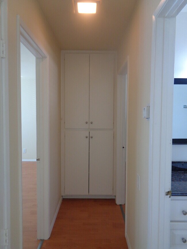 Building Photo - 607 E Utica Ave