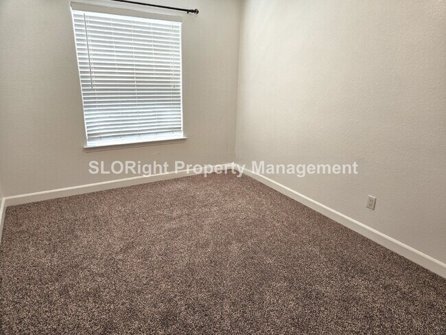 Building Photo - AVAILABLE AUGUST - Spacious 3 Bed / 2.5 Bath Templeton Condo