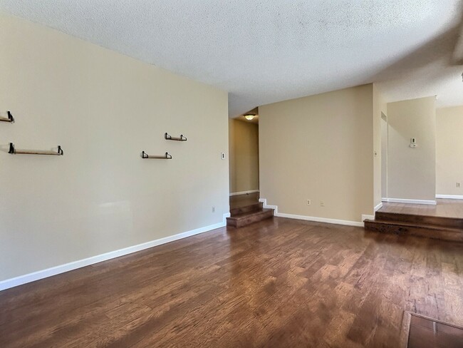 Building Photo - 3 BD/2 BA Gorgeous Pet-Friendly Home in Fa...