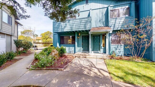 Building Photo - 221 College View Dr