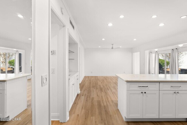 Building Photo - 4726 Bay Point Rd