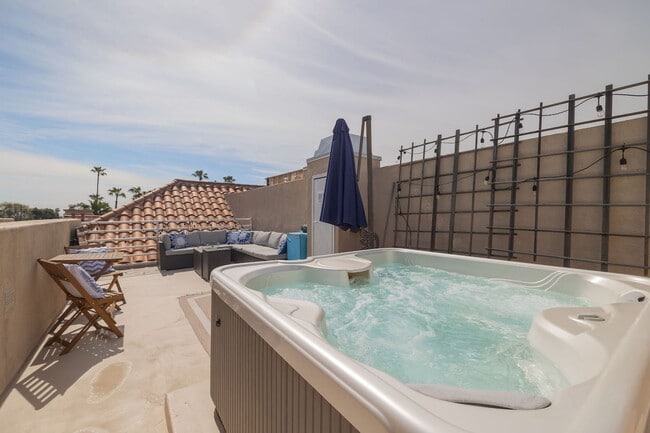 Building Photo - 1079 Sapphire St