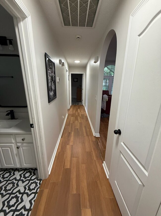 Building Photo - Beautifully Updated 4-Bedroom Home in Pool...
