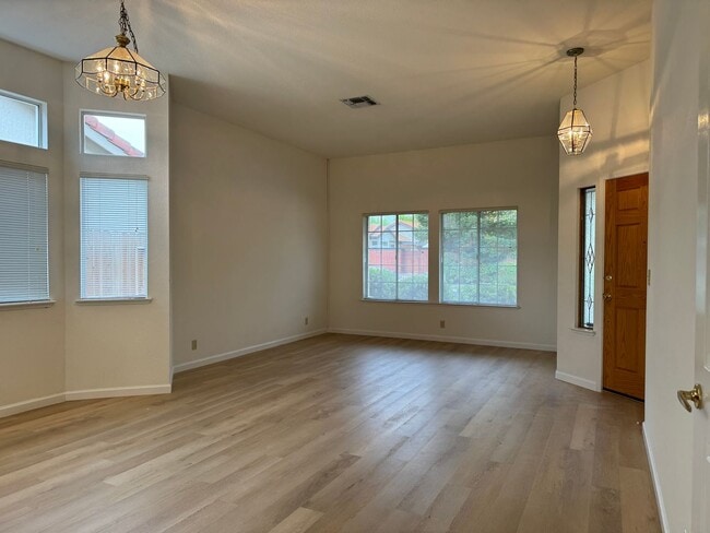 Building Photo - 1422 Lorimer Way