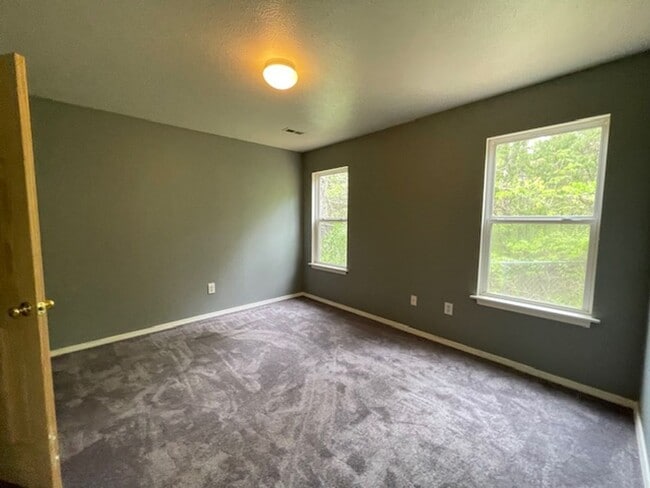Building Photo - 3 Bedroom Home in Merriam Woods!